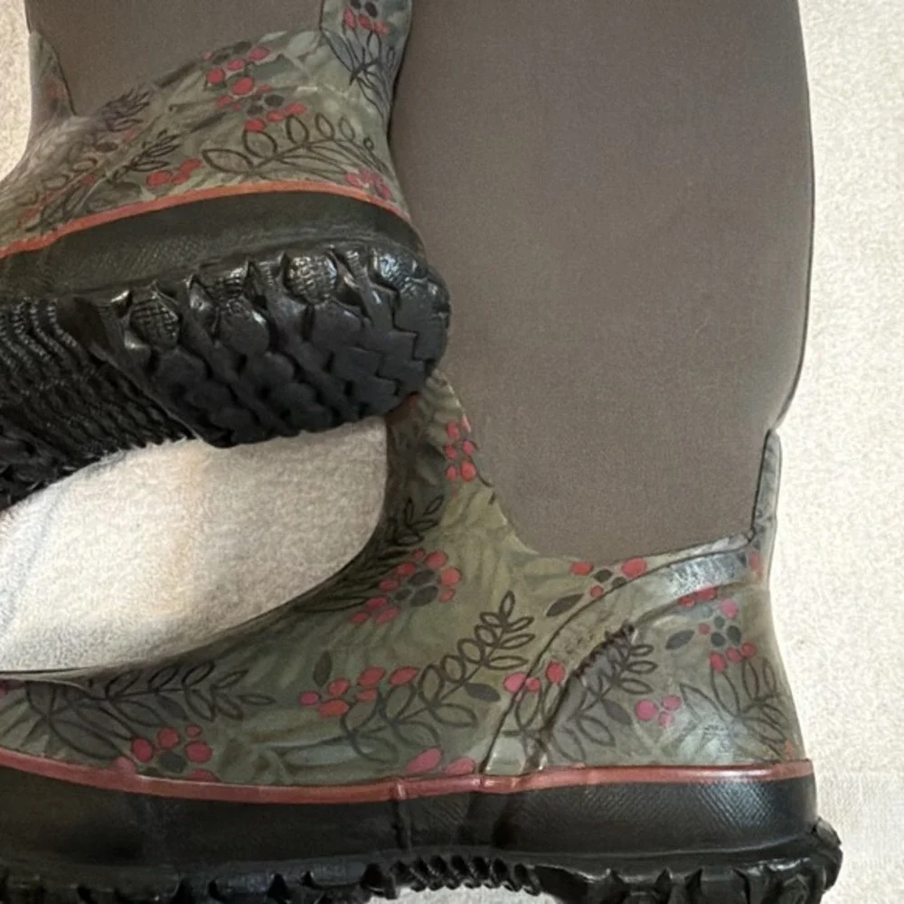 Bogs‎ Women's Size 7 Neotech Berry 78036-062 Waterproof         1736